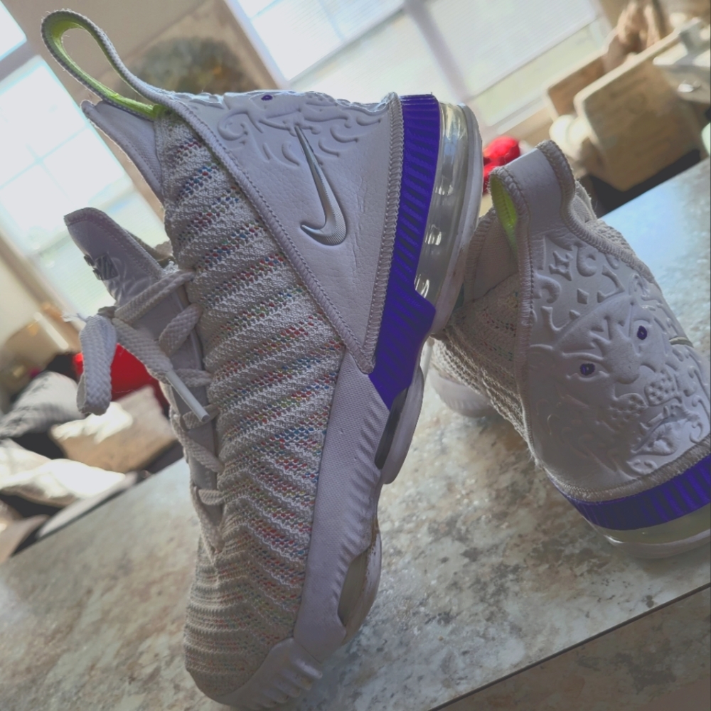 Nike Lebron James basketball shoes 6Y